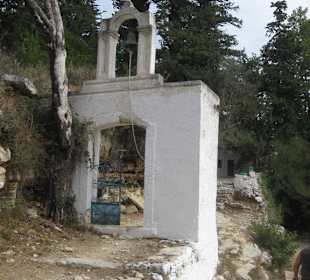 Glockenturm und Eingang in die Kapelle