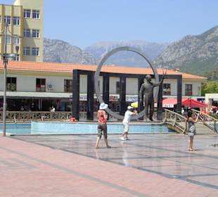 Marktplatz mit Wasseranlagen