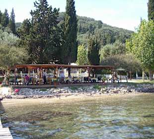 Blick auf die Taverne 