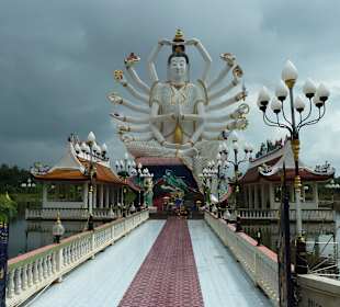 Tempel "Wat Plai Laem" (bei Regen)