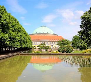 Fontänen Garten mit Stadthalle
