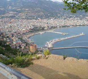 Blick auf den Hafen und Alanya Ost