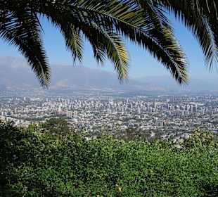 Blick hinunter auf die Stadt mit den Anden