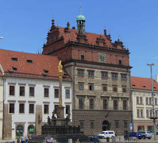 Rathaus und Pestsäule am Náměstí Republiky