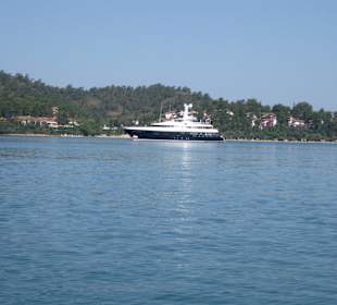 Manchmal sieht man auch mal so eine tolle Yacht