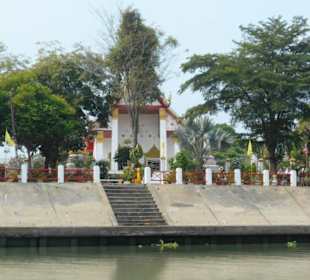 Flußfahrt um die Insel