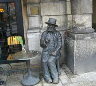 Eine Skulptur vor einem kleinen Cafe