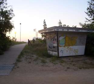 Strandzugang mit altem Kiosk