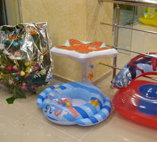 Wie hübsch am Eingang noch die Blumen von der Eröffnung