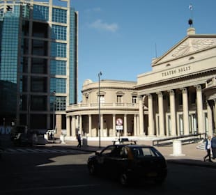 Gegenüber steht das Teatro Solis