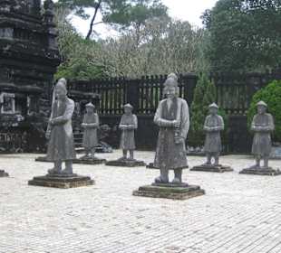In Beton gegossene Wächter und Begleiter.