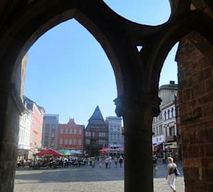 Blick durch die Arkaden auf den Markt