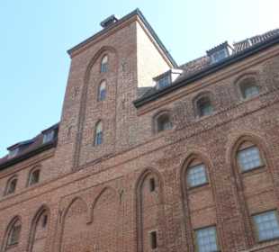 Blick auf das Krantor von der Stadt aus 