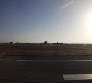 Flugfeld mit Landebahn