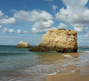 500 Meter links Strand mit Felsen