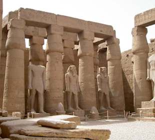 Luxor-Tempel Statuen Innenhof Amenophis III