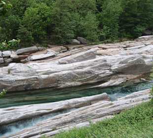 Blank gewaschene Steinlandschaft im Fluss