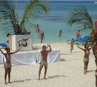 Tänze am Strand von Bayahibe