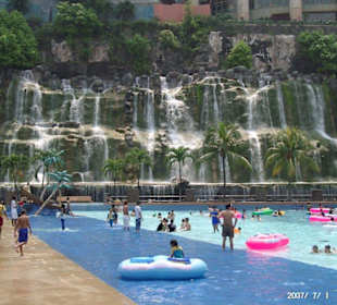 Wasserfall beim kleineren Wavepool