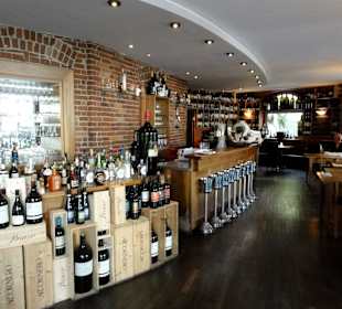 Blick auf Theke und Bar