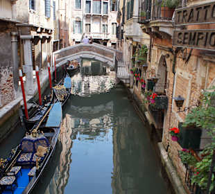 Gondelstation in einem kleinen Seitenkanal