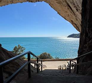 Schöne Höhle mit sonnigem Ausgang 
