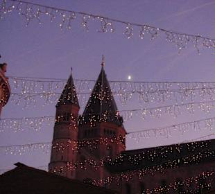 Der Mond steht über dem Dom