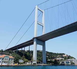 Most nad Cieśniną Bosfor łączący Europę z Azją