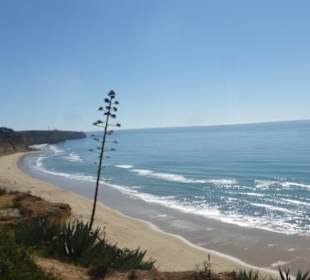 Blick zur Praia do Porto de Mós von der Steilküste