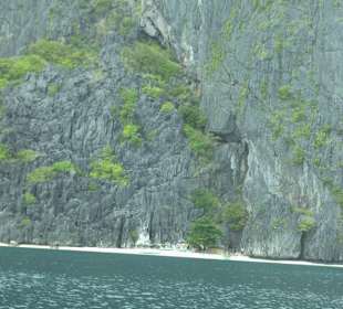 Abfahrt von El Nido mit dem Steilfelsen des Ortes