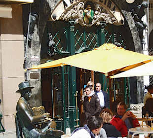 Dichter Fernando Pessoa sitzt zwischen den Gästen