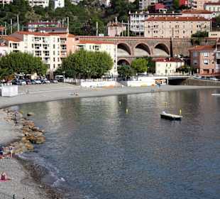 Blick auf die Bucht vor der Altstadt von Cerbère