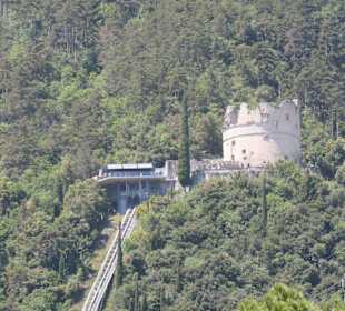 Blick von Riva del Garda hoch zur Bastion