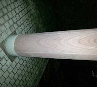 Grabsteine vom Rest des früheren Friedhofs dort