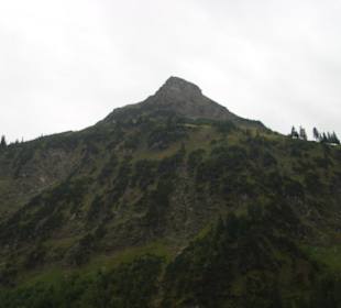 Rundgang um den See, Blick hoch zum Berg
