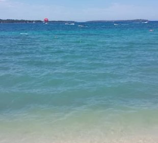 Kiesabschnitt mit klarem Wasser