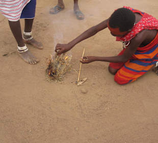 Masai macht Feuer 