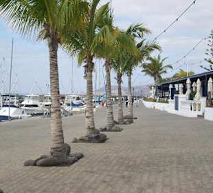 Yachthafen und Restaurants von Puerto Calero