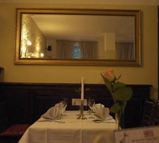 Tisch vor dem Spiegel