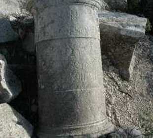 Säulenfragment mit grieschicher  Inschrift