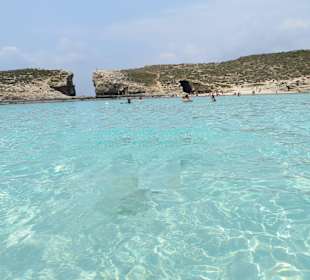 Die vom Comino Hotel & Bungalows ca. 500m entfernte blaue La