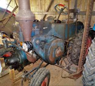 Landwirtschaftliche Geräte im Schuppen