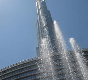 Begleitet von einem Wasserstrahl