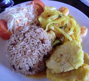 Leckeres karibisches Essen in Restaurant Maxis
