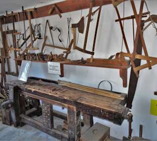 Gerätschaften zur Reetbearbeitung