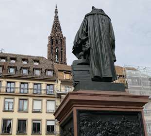 Denkmal Gutenberg, Hintergrund Turm Kathedrale