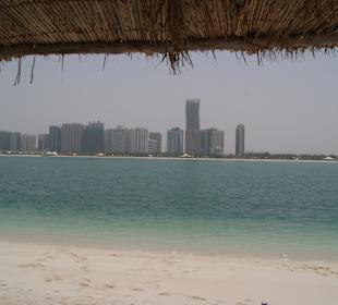 Blick vom Villagestrand zur Skyline von Adu Dhabi