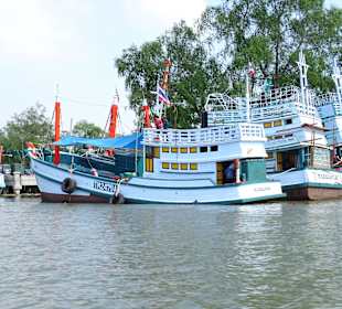 Mit dem Longtailboot zum Amphawa Floating Markt
