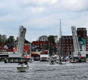 Klappbrücke vor dem Hafen