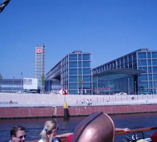 Der Hauptbahnhof von der Spree aus gesehen